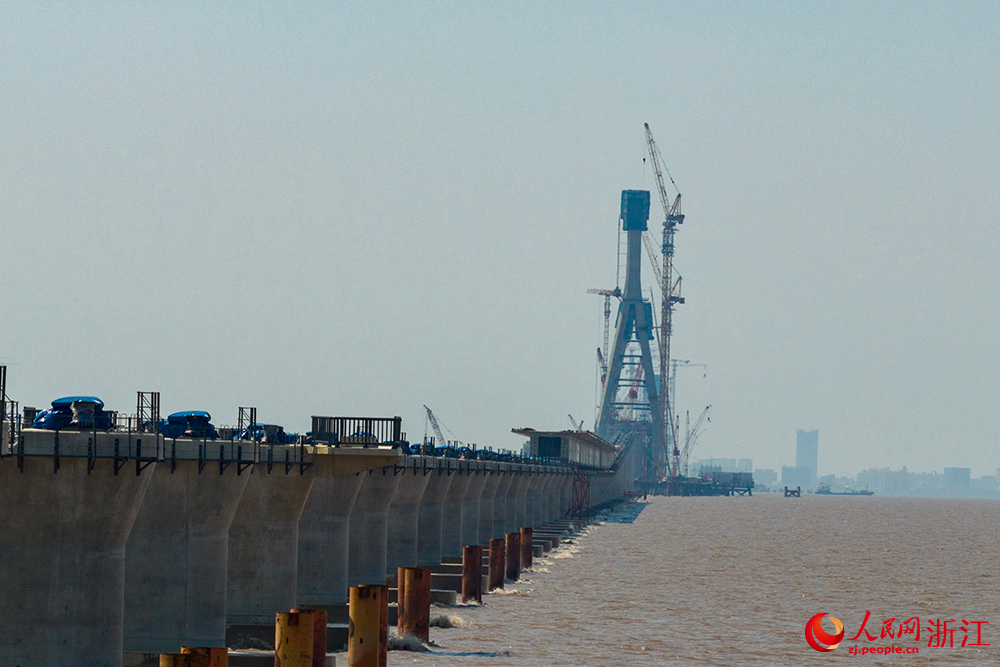 5月6日,杭州湾跨海铁路大桥南航道桥首座主塔封顶现场。人民网 章勇涛摄
