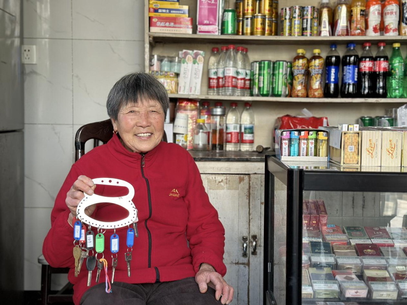 陆文爱店里有一串居民托管的钥匙。钱塘区委宣传部供图