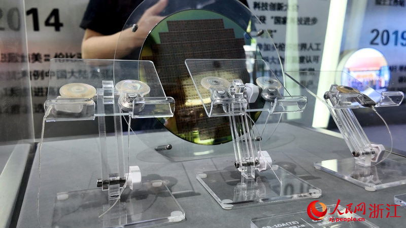 展台陈列着多种规格的人工耳蜗产品。人民网 程欣摄