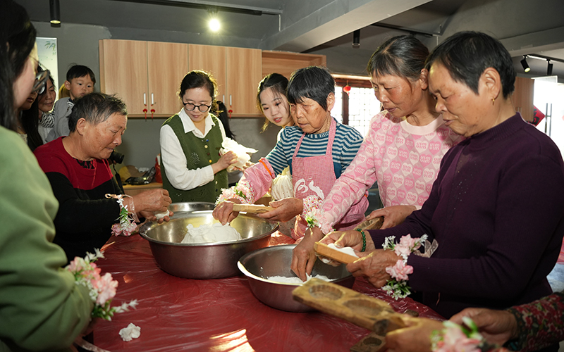 村民制作青团、糖糕。曹歌摄
