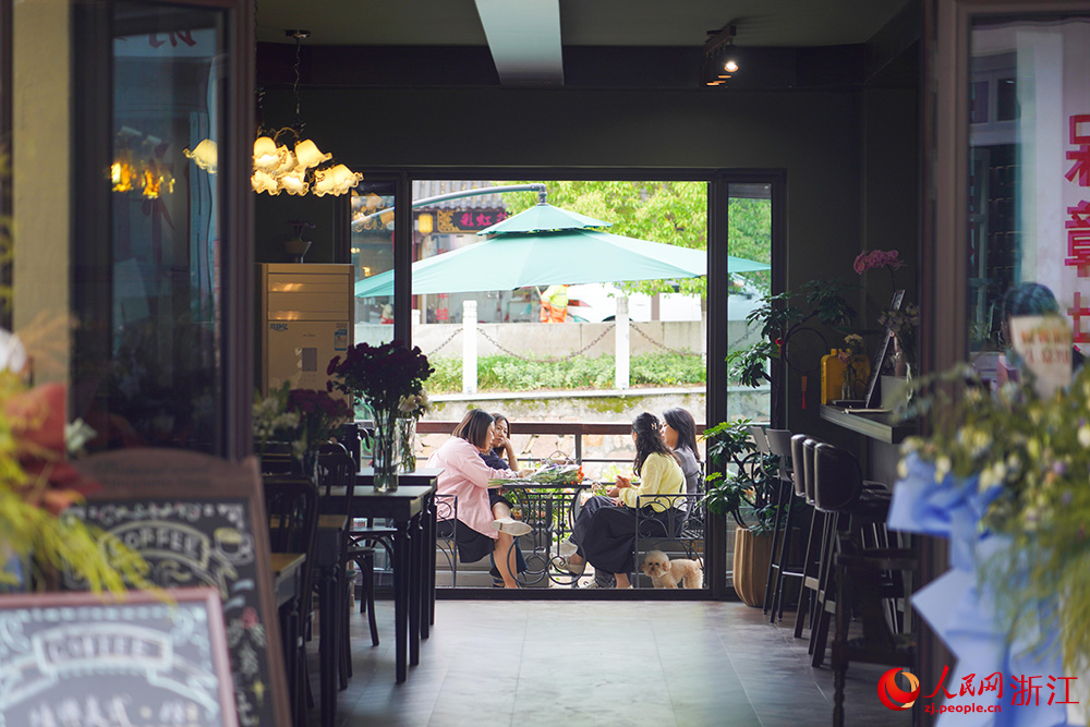 游客在嘉兴市秀洲区新塍老街一家咖啡店休憩。人民网 章勇涛摄