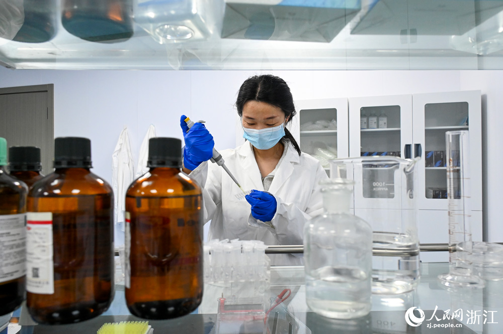 南麂海洋科技中心的实验室内，科研人员正在进行大黄鱼疾病检测。人民网记者 叶宾得摄