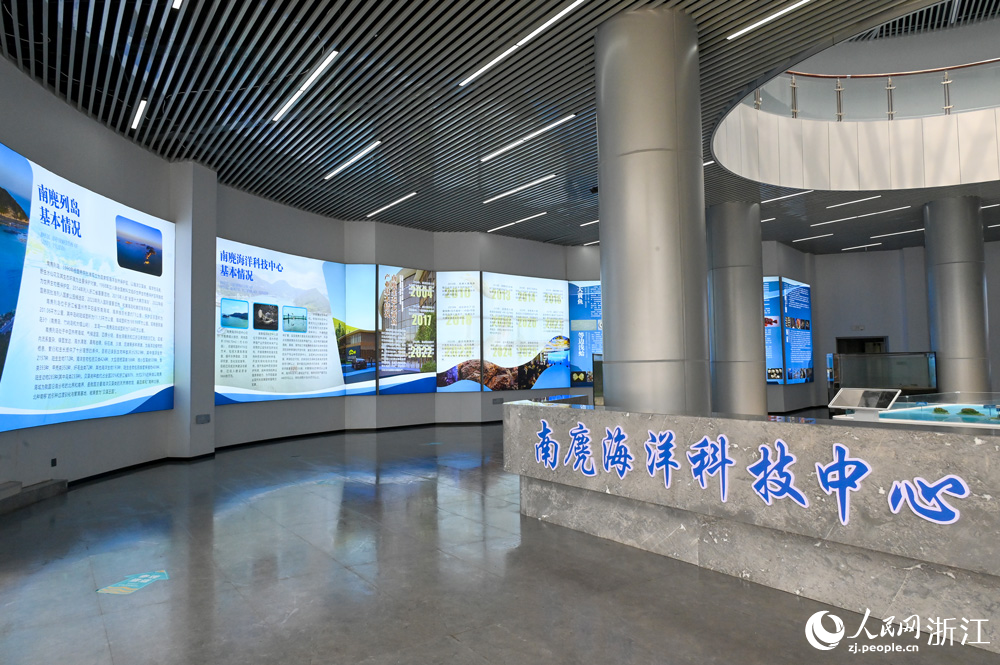 南麂海洋科技中心内设大黄鱼育苗室、循环水养殖室、贝藻研究室、生化实验室等专业化功能区域，已形成较为完备的海洋生物研究与养殖条件。人民网记者 叶宾得摄