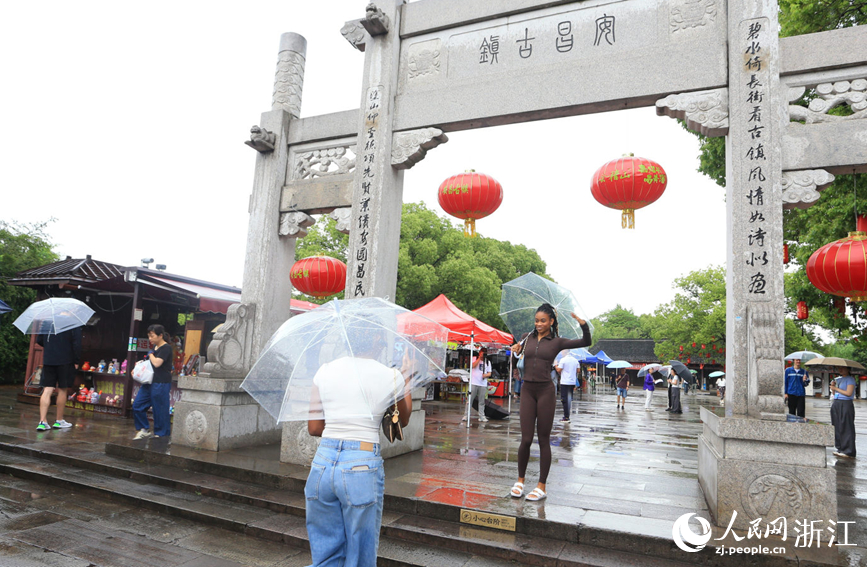 世界田徑名將走進紹興柯橋安昌古鎮，體驗中國傳統文化。人民網記者 張帆攝