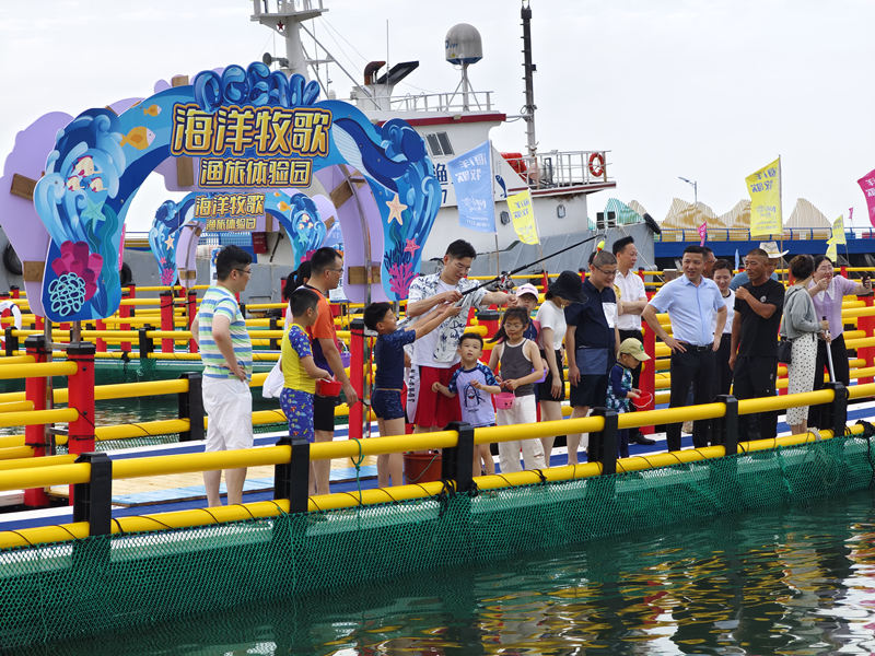 游客在海洋牧歌渔旅休闲园体验垂钓。受访者供图