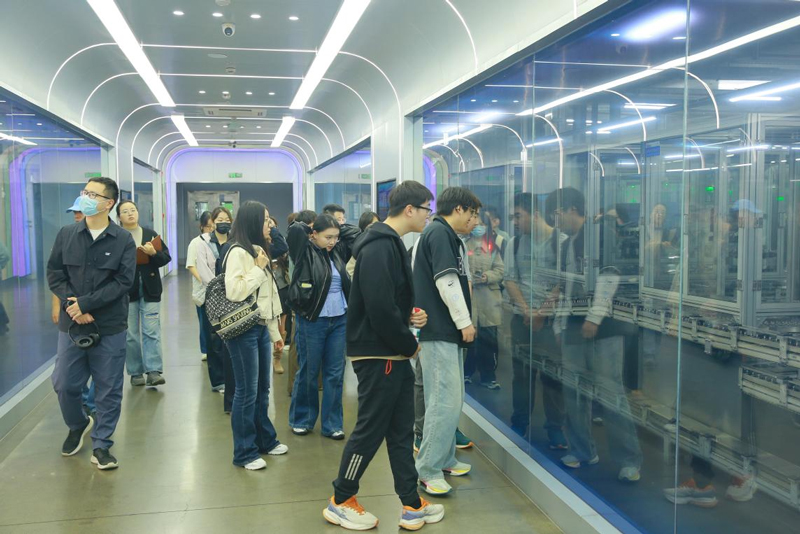 大學生走進企業車間。鎮海區總工會供圖