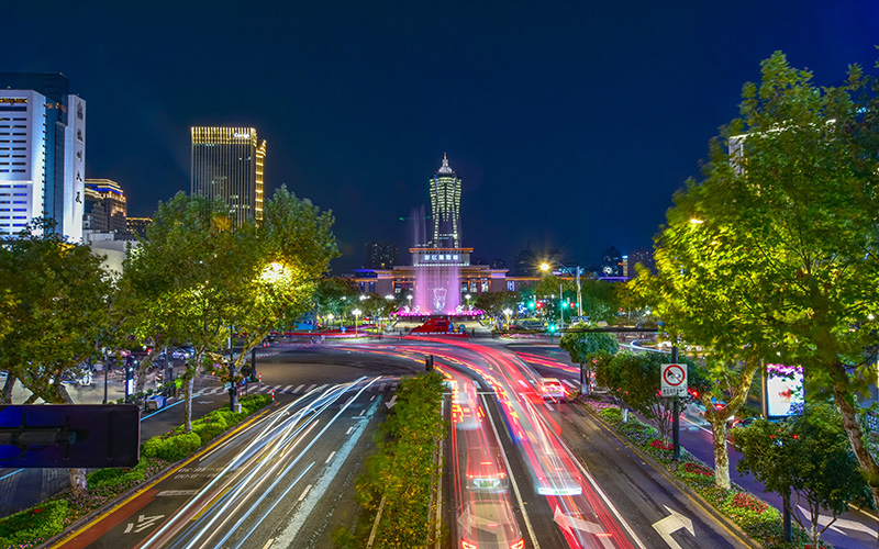 武林商圈夜景。余文華攝