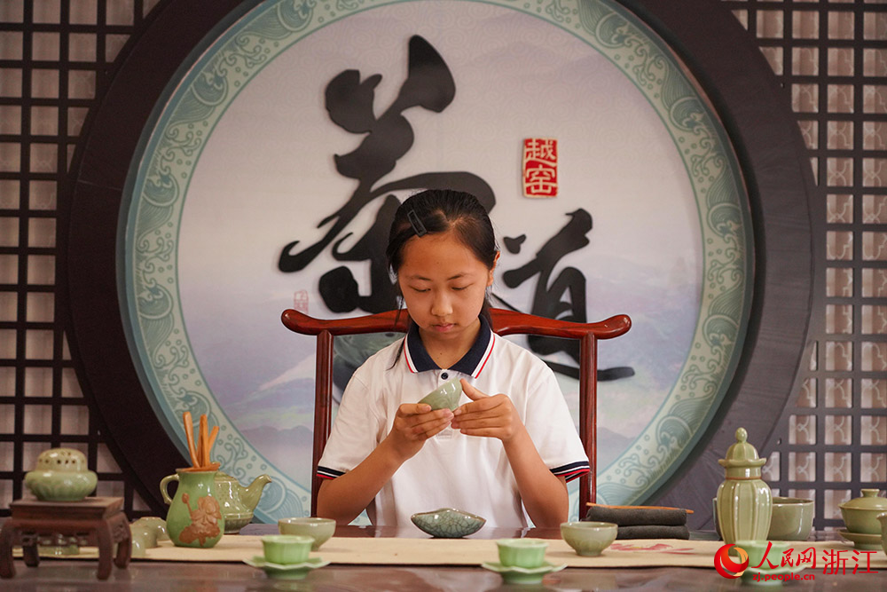 5月25日，在浙江省慈溪市匡堰实验学校，茶艺社团成员在学习泡茶敬茶的礼仪。人民网 章勇涛摄