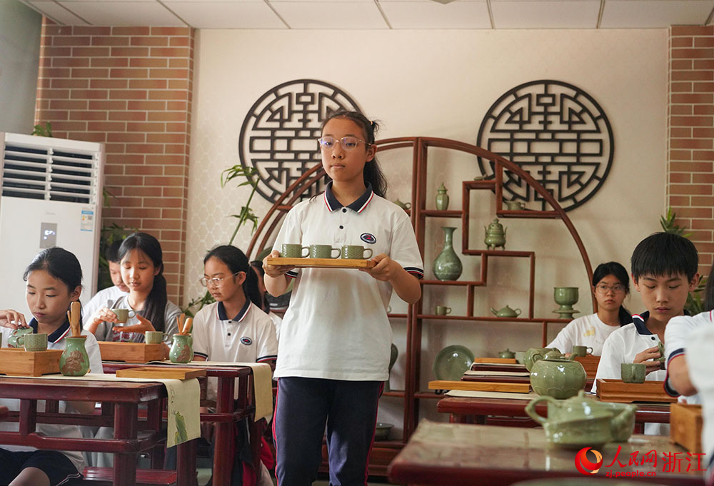 5月25日，在浙江省慈溪市匡堰實驗學校，茶藝社團成員在學習泡茶敬茶的禮儀。人民網 章勇濤攝