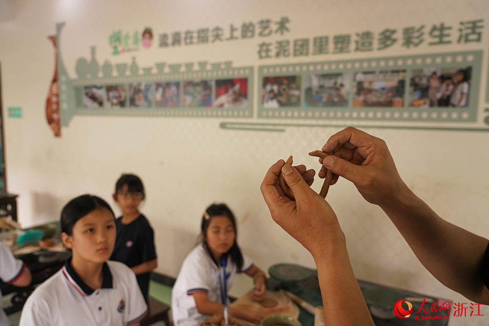 5月25日,在浙江省慈溪市匡堰實驗學校,青瓷制作社團成員揉捏陶泥。人民網 章勇濤攝
