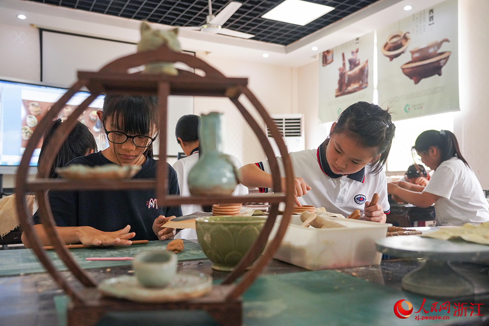 5月25日,在浙江省慈溪市匡堰實驗學校,青瓷制作社團成員揉捏陶泥。人民網 章勇濤攝