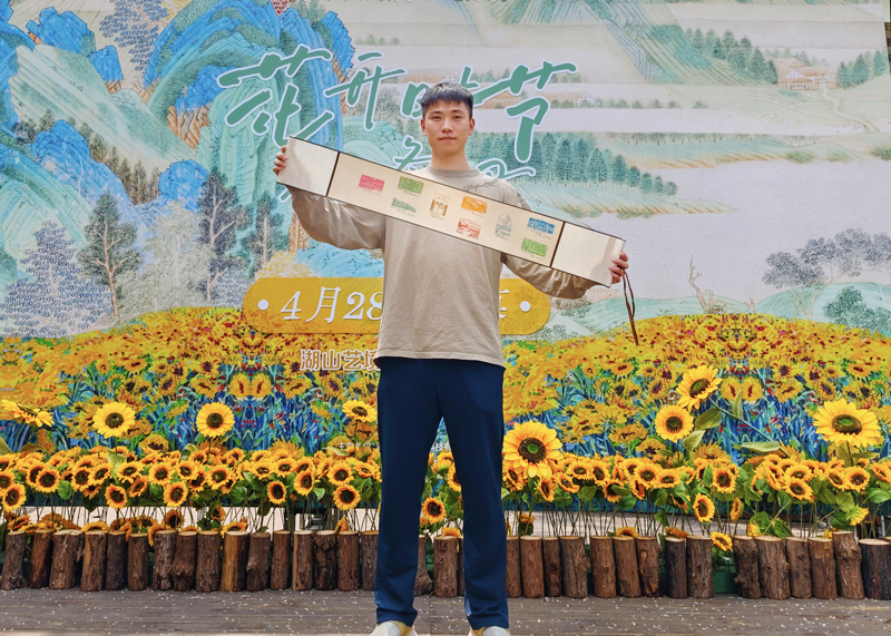 湖山乡技能团干部展示打卡卷轴。遂昌县委宣传部供图
