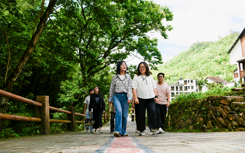 青年運營團隊調研鄉村。文成縣委宣傳部供圖