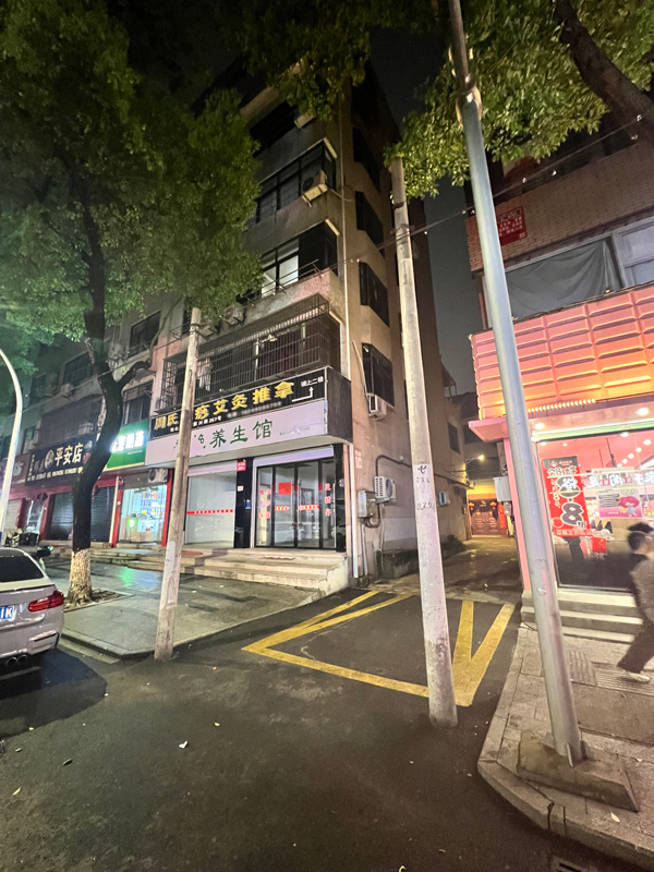 两根电线杆占道。网友供图