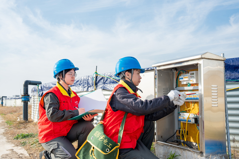 工作人员检查和孚镇东裕鲈鱼农艺农机融合示范试验基地用电设备。国网湖州南浔供电公司供图