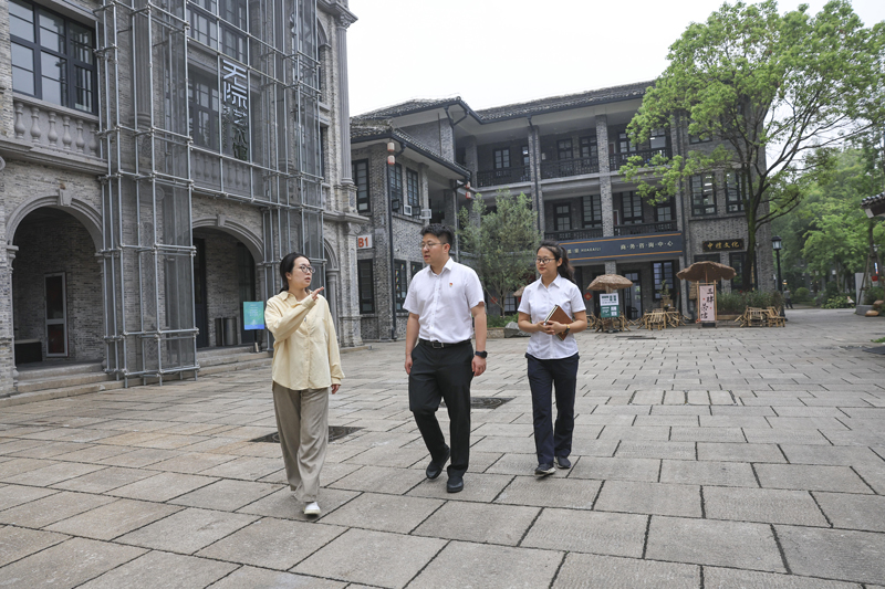 农行温州分行工作人员走访调研鹿城区华盖里商圈。农行温州分行供图