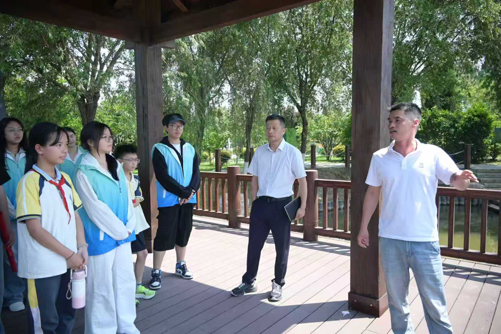 善琏镇平乐村负责人介绍幸福河湖以及本村治理河湖知识。诸葛百合摄