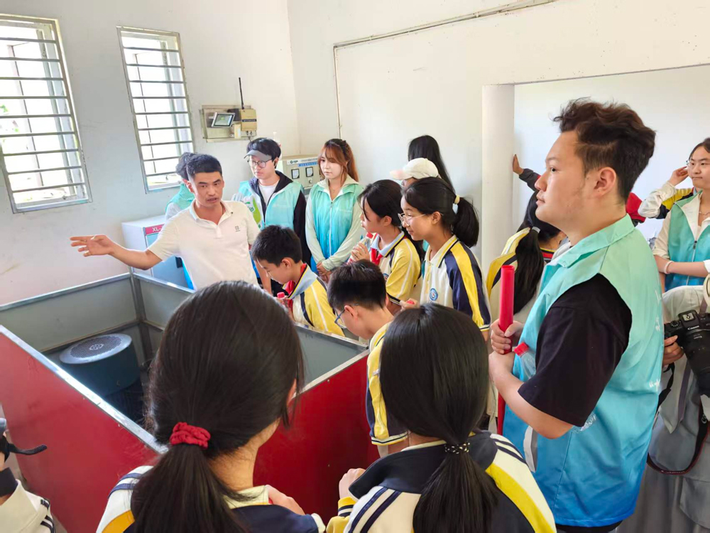 大中小学生实地感受水泵抽水灌溉农田系统。诸葛百合摄