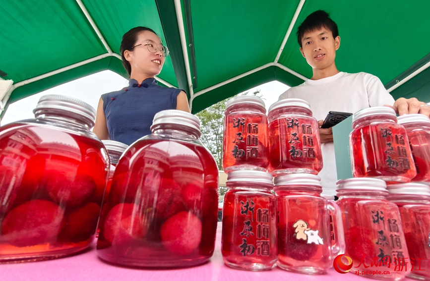 杨梅酒。人民网记者 张丽玮摄