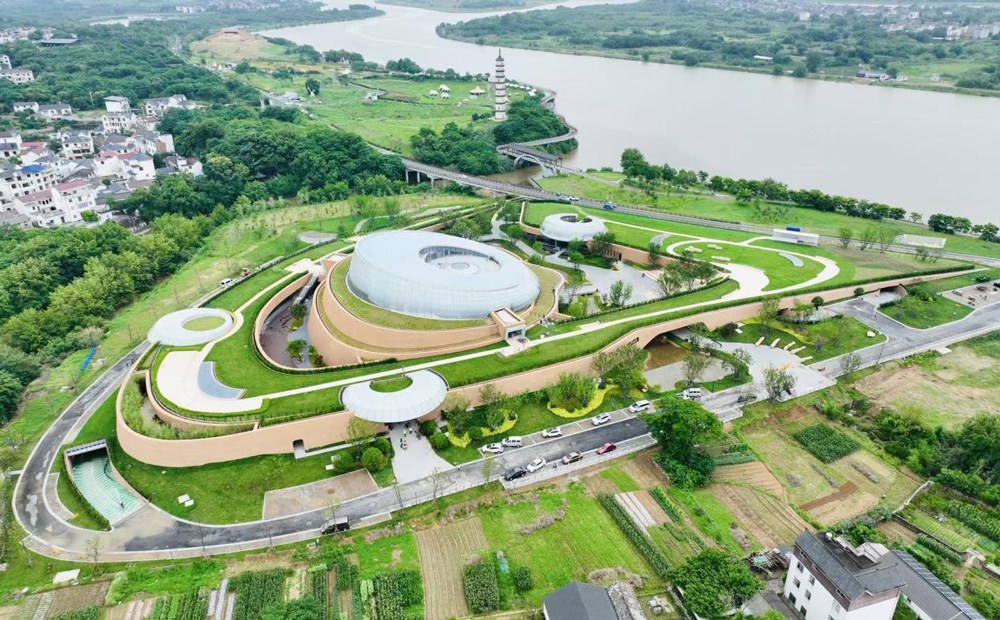 博物馆以“礼遇山水”为设计理念，以姑蔑玉礼器为建筑意象。受访方供图