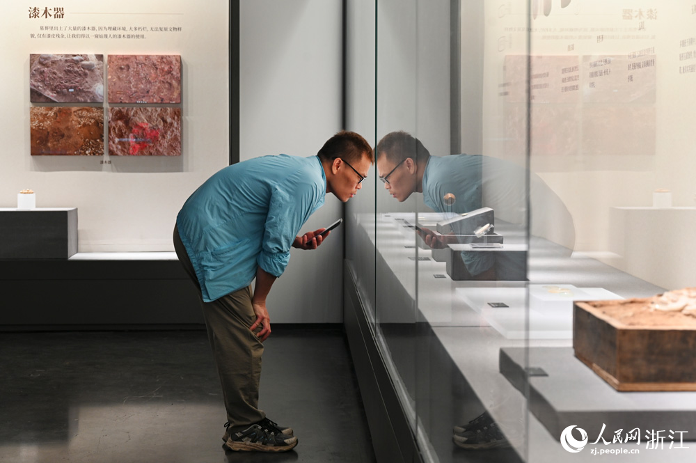 姑蔑博物馆内，观众在一件件古老文物前细细观赏、拍照记录。人民网记者 叶宾得摄