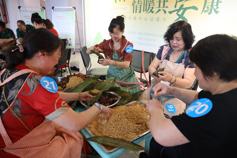 包粽子大赛。观海卫镇供图