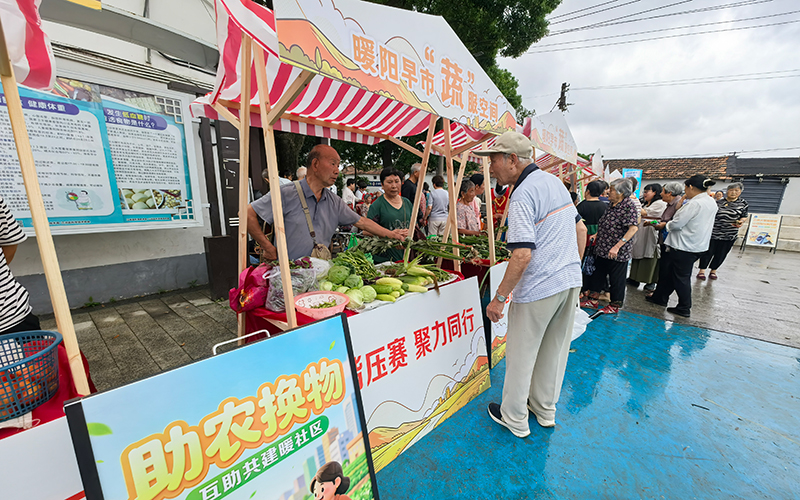 社区集市热闹开市。甬江街道供图