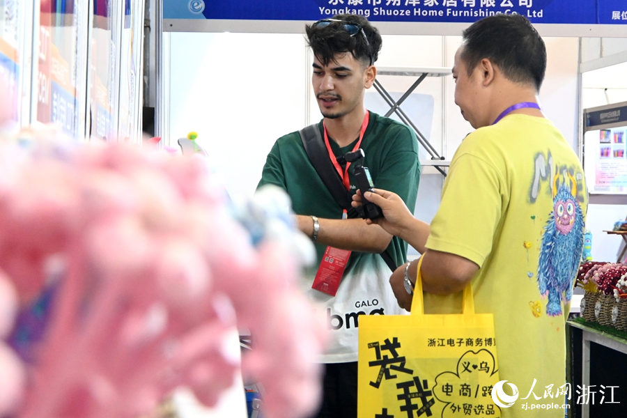 6月23日，外商在2026浙江电子商务博览会上选品。人民网记者 张丽玮摄