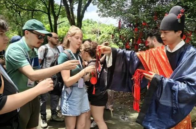 太有氛围感了！外国友人走进古村，玩转端午民俗