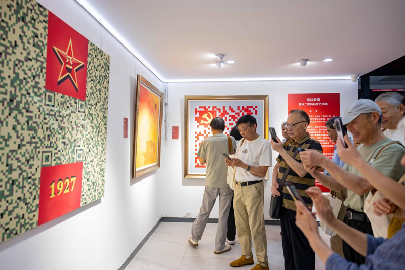 展览现场，观众正在扫码互动。慈城镇供图