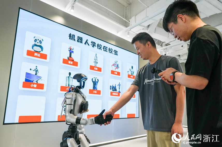 机器人在学校内接受培训。人民网记者 郭扬摄