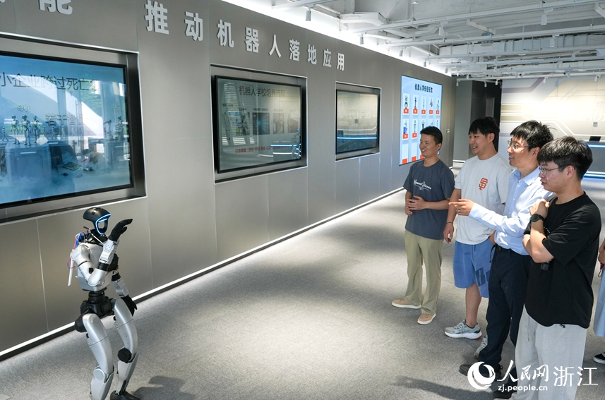 机器人在学校内接受培训。人民网记者 郭扬摄