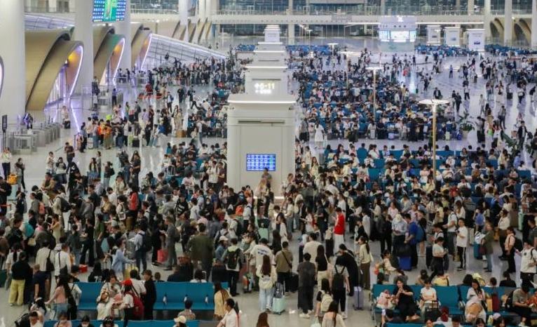 杭州西站，破6000万2026年5月，杭州西站枢纽迎来客流运输双里程碑：车站单日到发旅客突破20万人次，创历史新高；车站历史到发总客流突破6000万人次，成为长三角区域核心高铁枢纽之一。