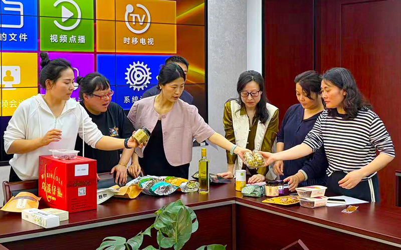 干部上门推介产品。遂昌县委宣传部供图