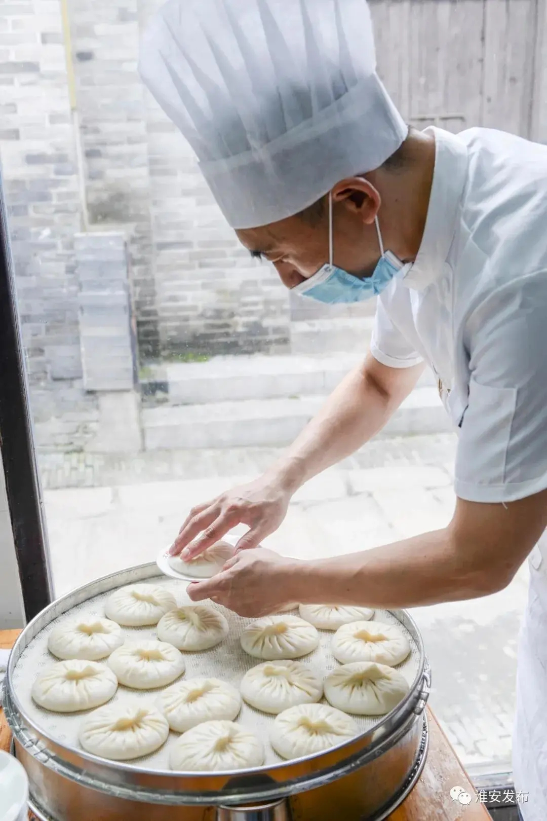裴玉权正在将汤包装碟。淮安市委宣传部供图