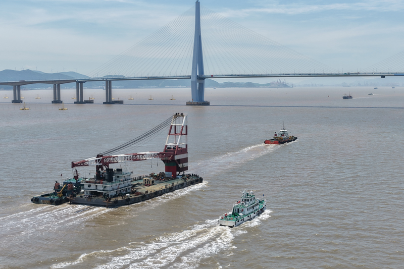 通蘇嘉甬杭州灣跨海大橋項目施工船撤離避風。浙江省海事局供圖