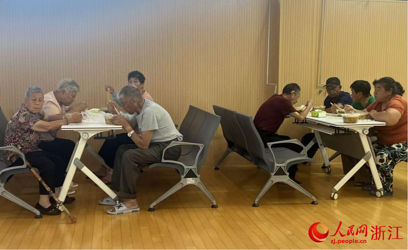 转移群众在避灾点用餐。人民网记者 方彭依梦摄