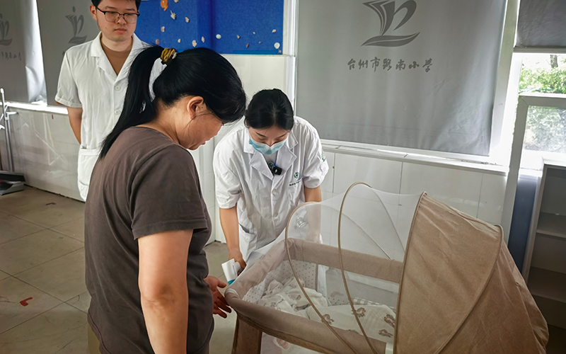 医护人员查看婴儿身体状况。徐蒙摄