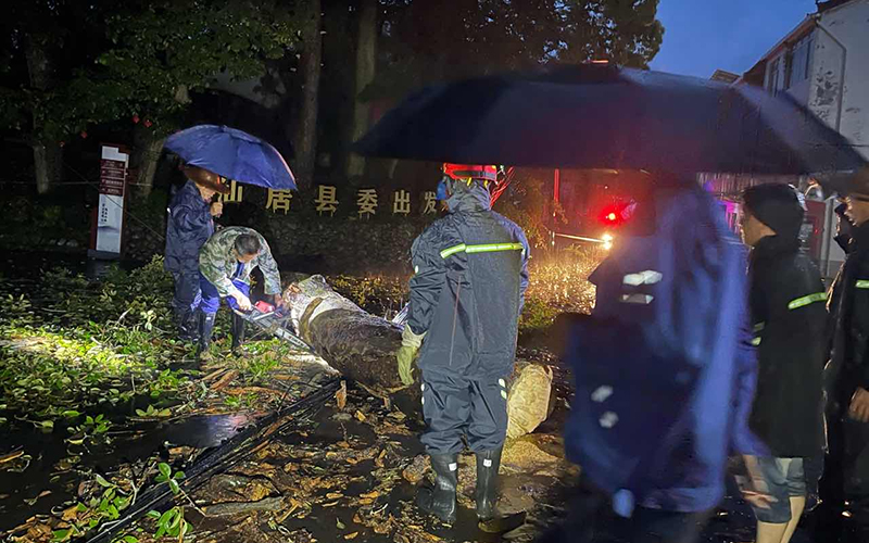 抢险人员进行道路清障。上张乡供图