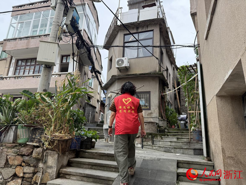 台风登陆前，王银玉挨家挨户走访巡查。人民网记者 方彭依梦摄