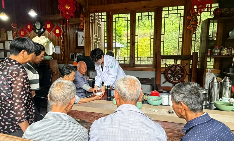 在龙南乡建龙村下南坑安置点，医护人员为转移群众提供健康服务。龙泉市委宣传部供图