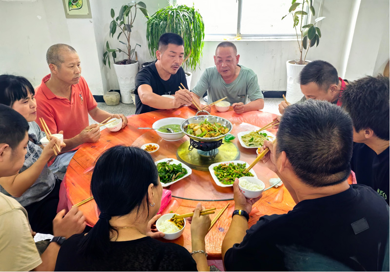 外地工人们在安置点用餐。龙泉市委宣传部供图