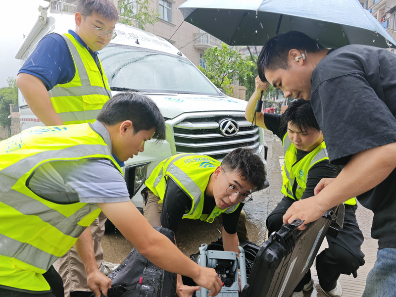 在温州永嘉，浙江移动抢修人员冒雨开展抢修工作。浙江移动供图