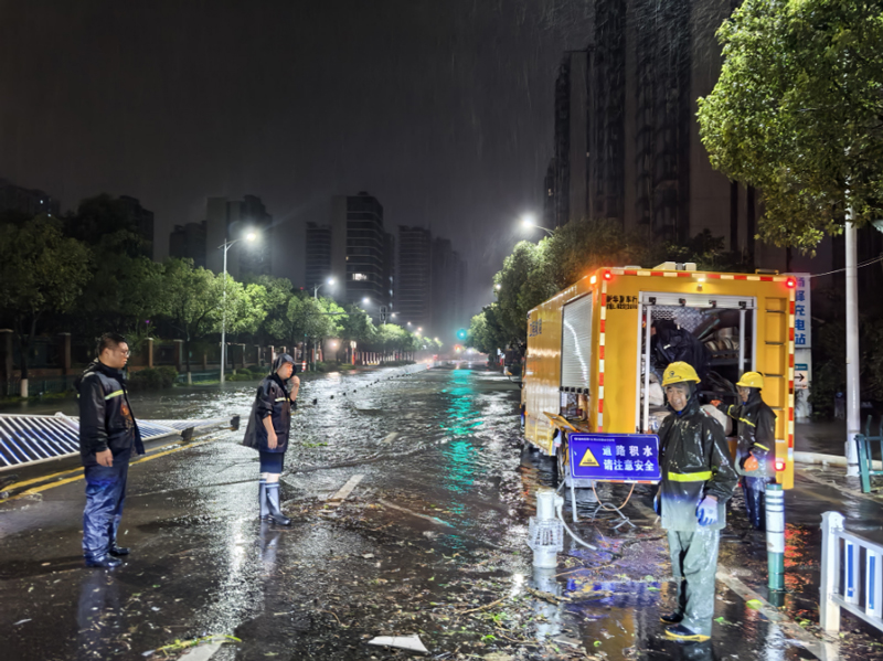 进行排涝作业。乐清市委宣传部供图