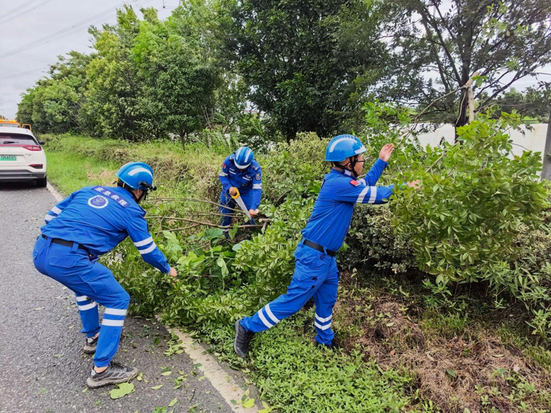 乍嘉苏改扩建项目“同心救援队”联动属地交警开展道路清障。浙江交通集团供图