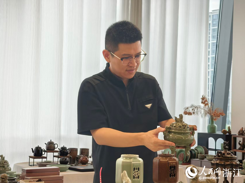 汪岳廷在工作室忙碌。人民网 刘欣蔚摄