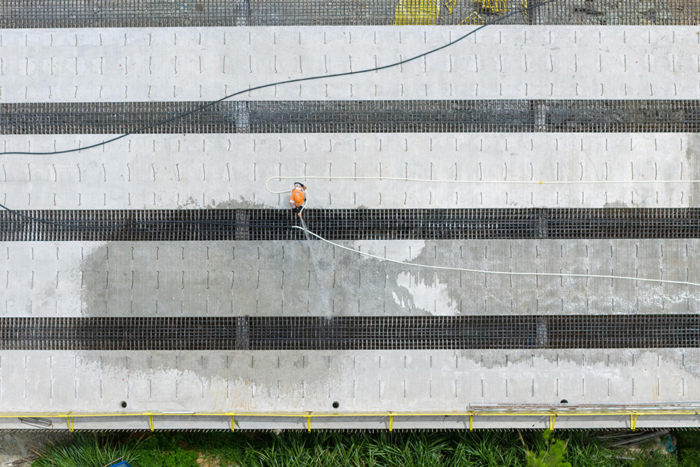 7月16日，义龙庆高速项目丽水段现场，工人在对桥梁进行养护作业。人民网 章勇涛摄