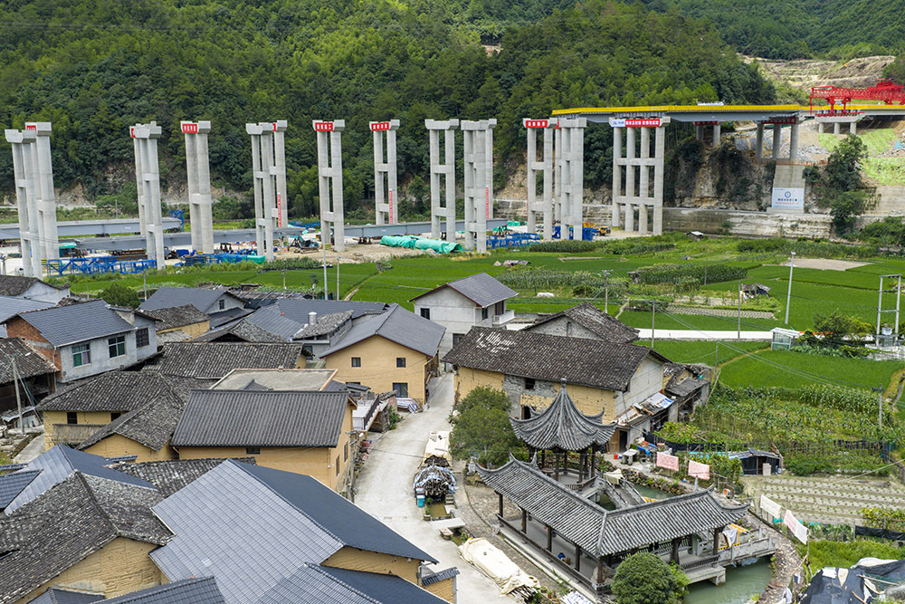 7月16日，义龙庆高速项目丽水段施工有序推进。人民网 章勇涛摄
