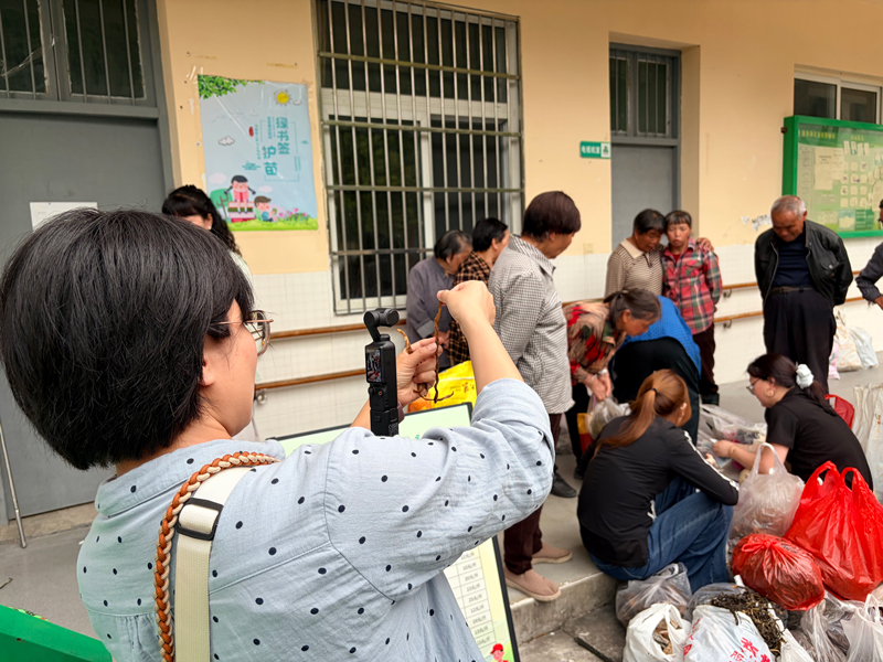 村干部正在进行直播。云和县委宣传部供图