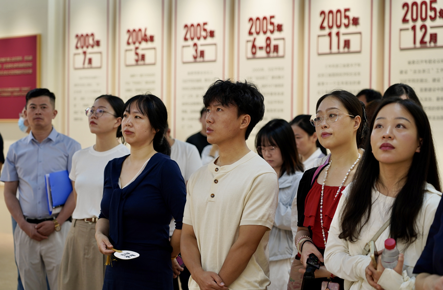 青年宣讲员探访“潮起之江 法治华章——法治浙江建设20年”主题展览。钟瑞摄